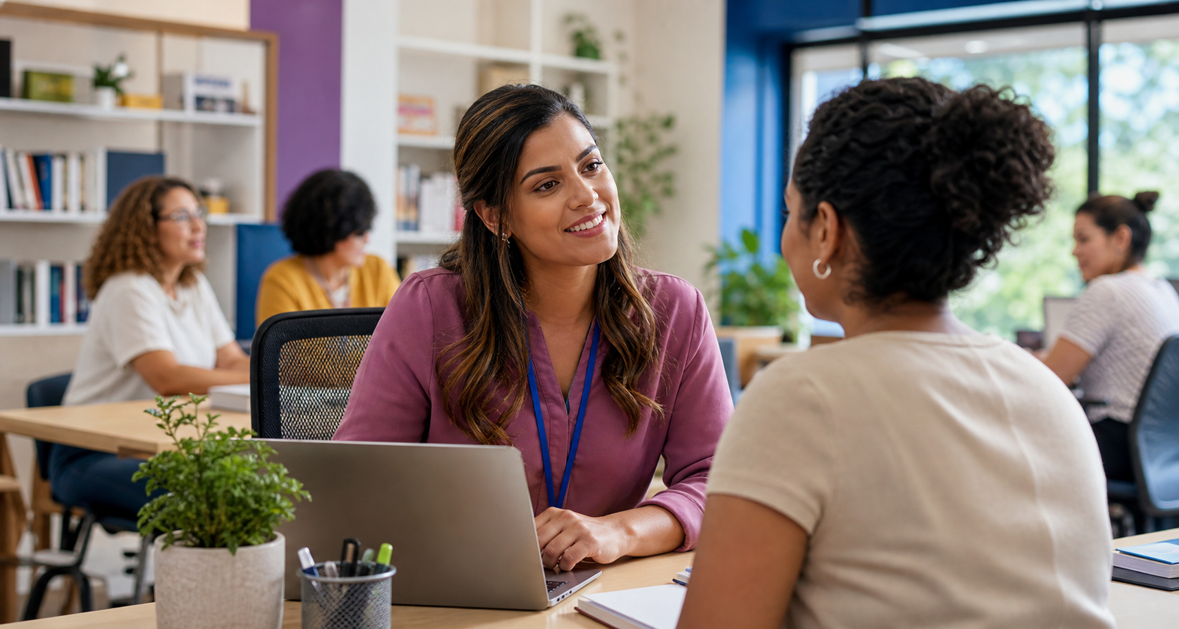 Atendimento acolhedor em ambiente institucional com mulheres em conversa.